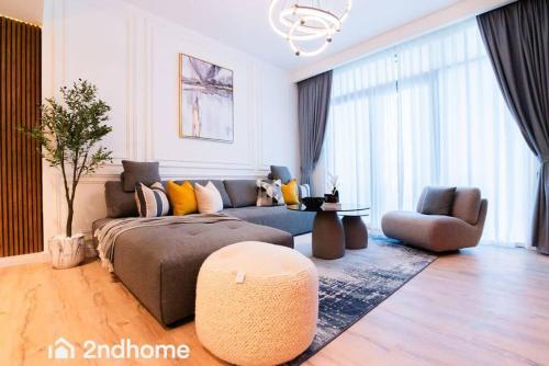 ein Wohnzimmer mit einem Bett und einem Sofa in der Unterkunft 2ndhome - Newly Furnished - Marina Vista in Dubai