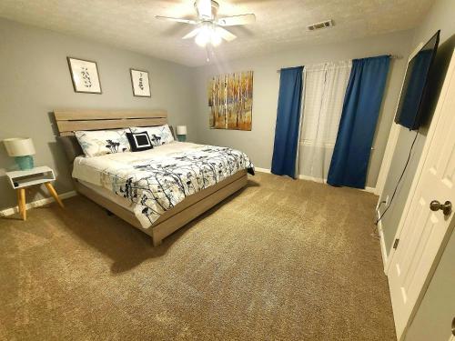 1 dormitorio con 1 cama y ventilador de techo en Ranch Home near Lake Spivey, en Jonesboro