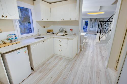 Η κουζίνα ή μικρή κουζίνα στο Pinehill Hotel & Suites
