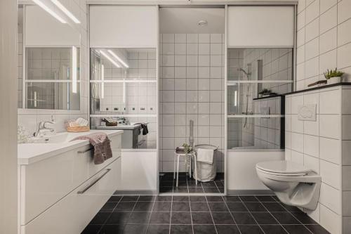 ein Bad mit einem WC, einem Waschbecken und einer Dusche in der Unterkunft Fully equipped and bright apartment in Paradis in Bergen