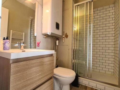 a bathroom with a toilet and a sink and a shower at Vue mer, 2 Pièces, balcon, parking privé. in Bénerville-sur-Mer