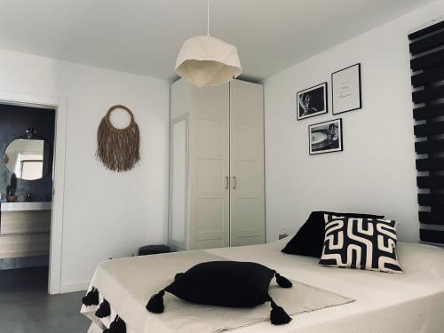 1 dormitorio con 1 cama con almohada negra en Ocean shore apartment 2, en Puerto de Santiago