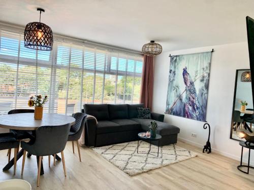 uma sala de estar com um sofá e uma mesa em Amsterdam Beach Apartment 76 em Zandvoort