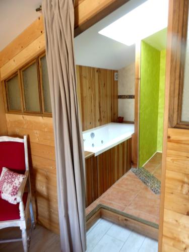 une salle de bain avec baignoire et douche dans l'établissement Le Jardin des Pierres Brunes, à Saint-Jean-des-Ollières