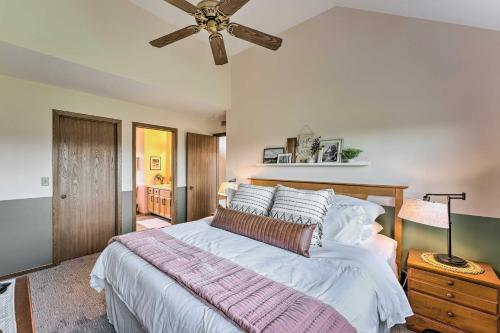 Schlafzimmer mit einem großen Bett und einem Deckenventilator in der Unterkunft The Golf View, boutique Galena getaway! in Galena