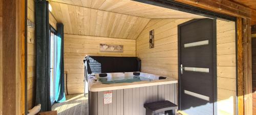a small tub in the inside of a cabin at Chalet de 3 chambres avec jacuzzi terrasse amenagee et wifi a Orlu in Orlu