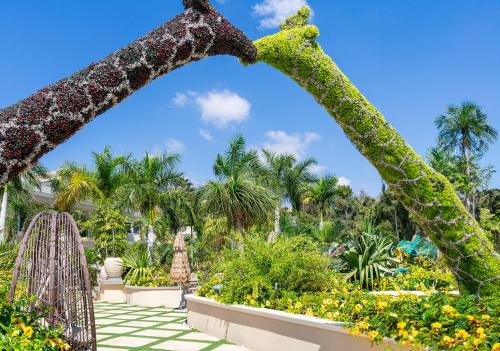 un jardín con dos árboles cubiertos de vides en Royal River, Luxury Hotel - Adults Only en Adeje