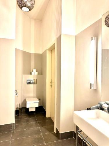 een badkamer met een wastafel en een toilet bij Stephansdom apartment in Wenen