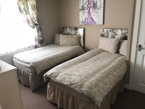 En eller flere senge i et værelse på 2 Bedroom Self-Catering Chalet