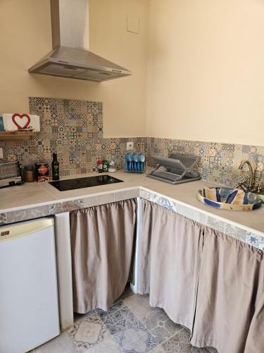 une cuisine avec des serviettes suspendues aux comptoirs dans l'établissement Casita La Raiz, à Barbate