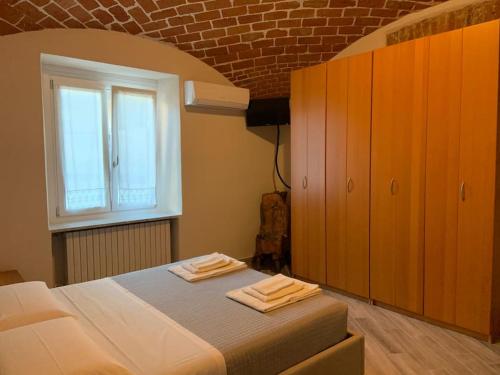 カザーレ・モンフェッラートにあるAl Canun di Casale Monferratoのベッドルーム1室(ベッド1台、タオル2枚付)