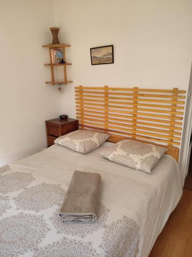 une chambre avec un lit avec deux oreillers dessus dans l'établissement T2 calme logement entier 45 m² sur Debourg/Gerland, à Lyon