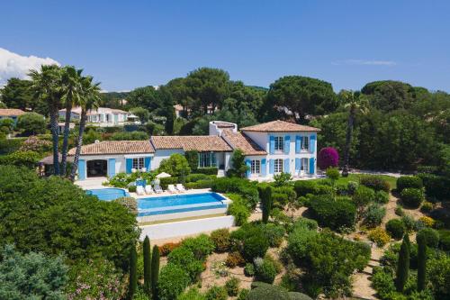 une vue aérienne d'une maison avec un jardin dans l'établissement Golfvilla Riviera, à Grimaud