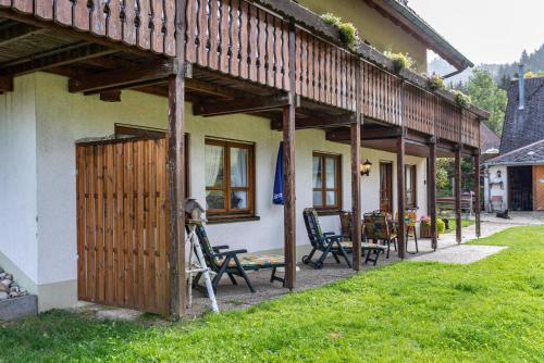Ein Garten an der Unterkunft Gasthaus Zur Linde- Napf