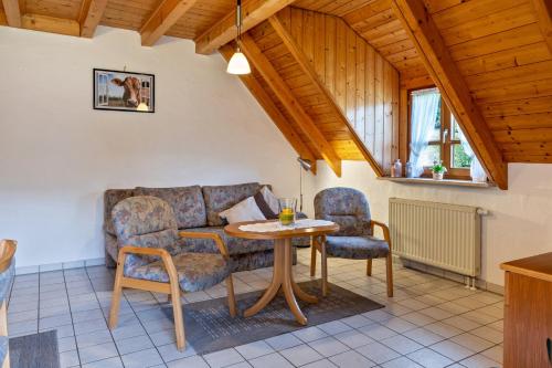 Ein Sitzbereich in der Unterkunft Gasthaus Zur Linde- Napf
