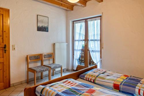 Ein Bett oder Betten in einem Zimmer der Unterkunft Gasthaus Zur Linde- Napf