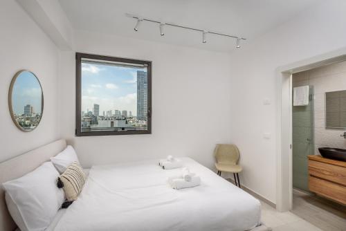 Chic in the city by Sea U TLV