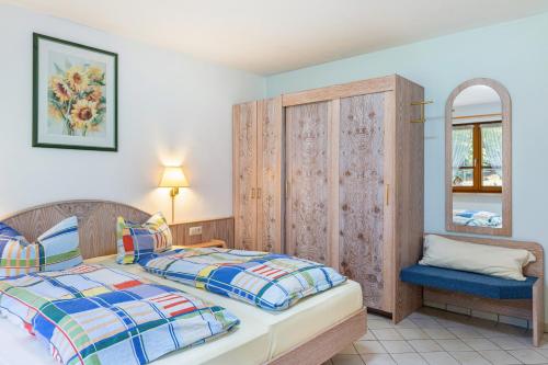 Ein Bett oder Betten in einem Zimmer der Unterkunft Gasthaus Zur Linde- Napf