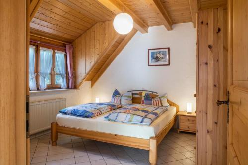1 dormitorio con 1 cama en una casa de madera en Gasthaus Zur Linde- Napf, en Oberried