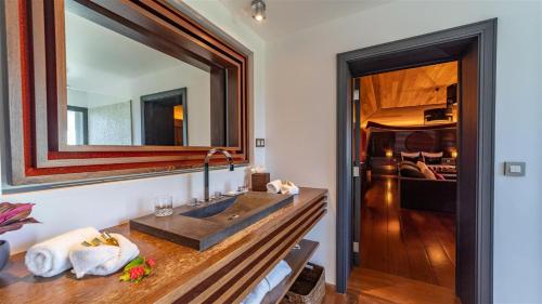 uma casa de banho com um lavatório e um espelho em Villa Jade em Marigot