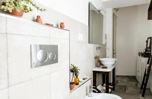 een witte badkamer met een wastafel en een toilet bij CASA ANGIOLINA - Casa vacanze con vista sulle colline in Govone