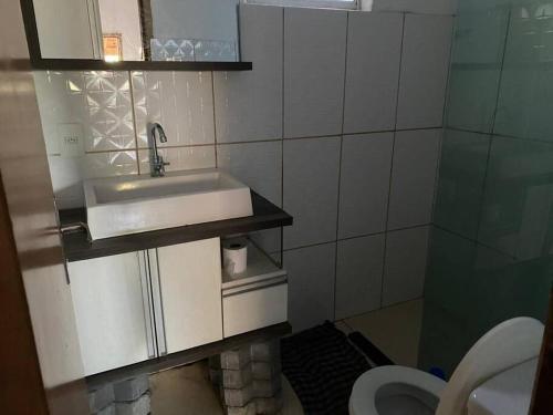 uma casa de banho com um lavatório e um WC em Chalé da Ju em São Jorge