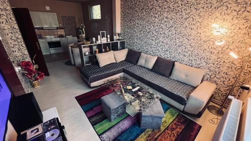 Apartman-Suite "Marinero" في فرساك: إطلالة علوية لغرفة معيشة مع أريكة