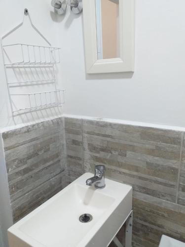 y baño con lavabo blanco y espejo. en Habitación independiente con baño privado en San Pedro