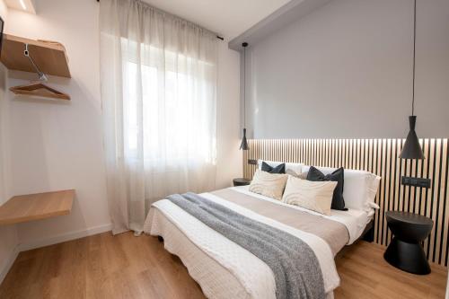 a bedroom with a large bed and a window at 224 - Ma & Ma Luxury Apartment, 500metri da mare e spiaggia, vicino alla Baia del Silenzio - PARCHEGGIO GRATIS PRIVATO INCLUSO in Sestri Levante