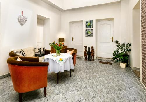 Hostel Koral في شتتين: غرفة معيشة مع طاولة عليها زهور