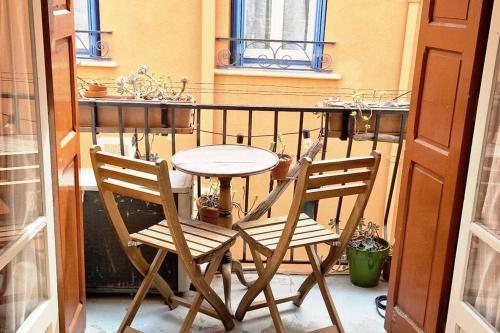 une table et deux chaises sur un balcon dans l'établissement Cosy à 2 pas de la plage, à Collioure