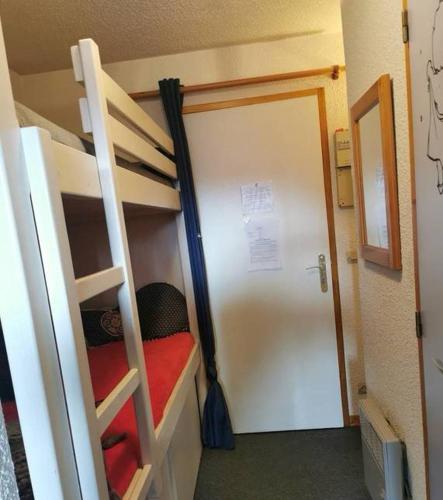 - une chambre avec 2 lits superposés et une porte menant à une chambre dans l'établissement terrasses du Morel, à La Lechere