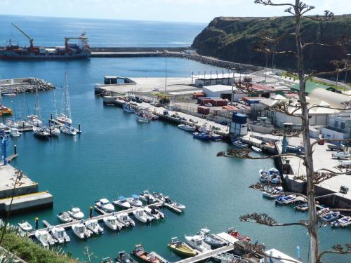 un puerto deportivo lleno de muchos barcos en el agua en Casa da Avó - Vila do Porto, en Vila do Porto