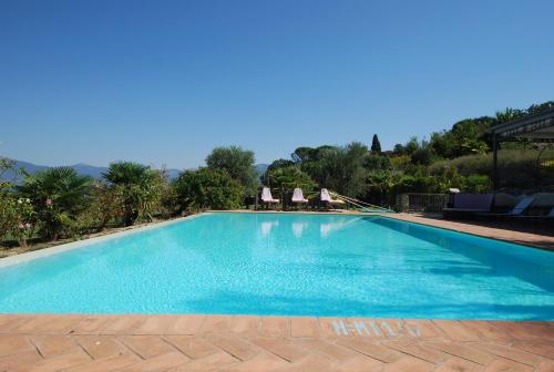 a swimming pool with blue water in a resort at Spoleto by the pool in Spoleto