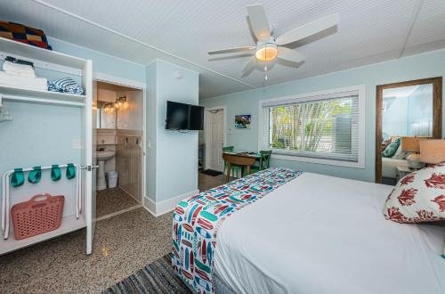 Schlafzimmer mit einem Bett und einem Deckenventilator in der Unterkunft The Roth Hotel, Treasure Island, Florida in St Pete Beach