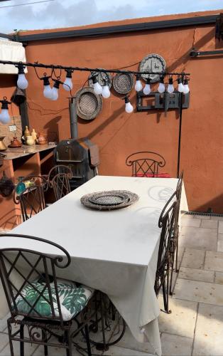 a table and chairs on a patio with a stove at Appartement 3 chambres Centre Vilvoorde Bruxelles BrusselsAirport Expo NATO Anvers Wifi Free Parking in Vilvoorde