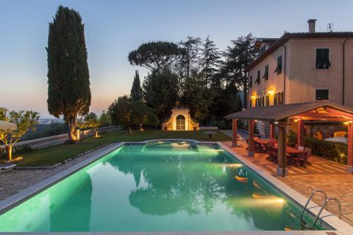 een zwembad voor een huis bij Villa Gobbi Benelli in Corsanico-Bargecchia