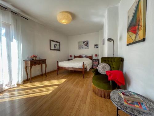 Cette chambre comprend un lit, un canapé et une table. dans l'établissement Home Away From Home, à Évora