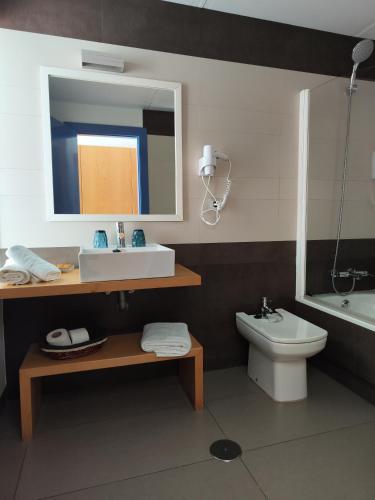 Ένα μπάνιο στο Hotel Alboran