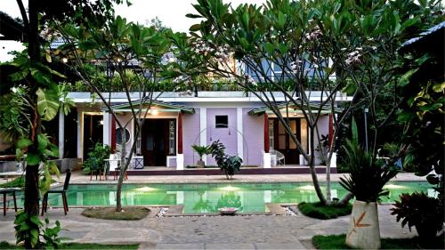 una casa con una piscina di fronte di Lahe by Loka ad Auroville