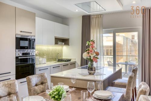Η κουζίνα ή μικρή κουζίνα στο Luxurious, spacious fully equipped home in Swieqi by 360 Estates