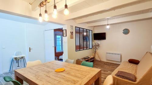 Photo de la galerie de l'établissement Petite maison avec cour dans le centre, à La Couarde-sur-Mer