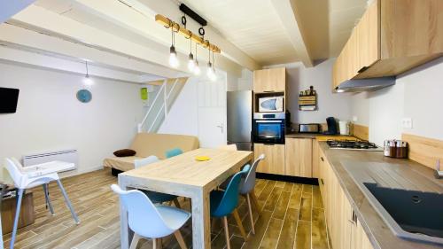 Photo de la galerie de l'établissement Petite maison avec cour dans le centre, à La Couarde-sur-Mer