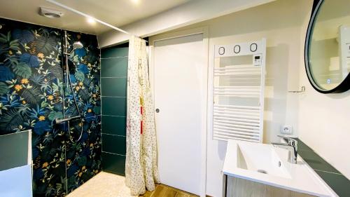 ein Badezimmer mit Waschbecken und Dusche in der Unterkunft Jolie maison avec cour dans le centre du village in La Couarde-sur-Mer