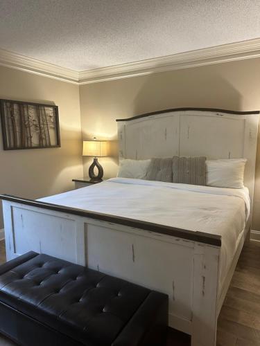 ピジョン・フォージにあるRiver Place Condos #304 2BDの大きな白いベッドとソファのある寝室