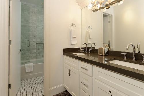 Independence Square 310, Chic, Remodeled Studio w/ Great Location in Aspen, A/C, & Kitchenette photo 3