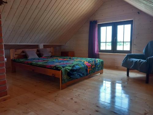 una camera da letto con letto in mansarda di Dom na końcu wsi 