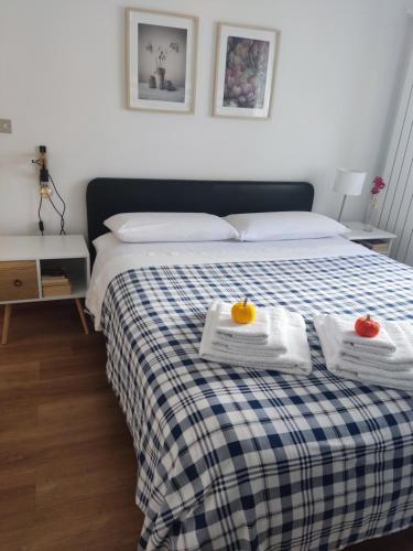 una camera da letto con un letto con asciugamani e frutta di B&B A casa di Carla a Castelsaraceno