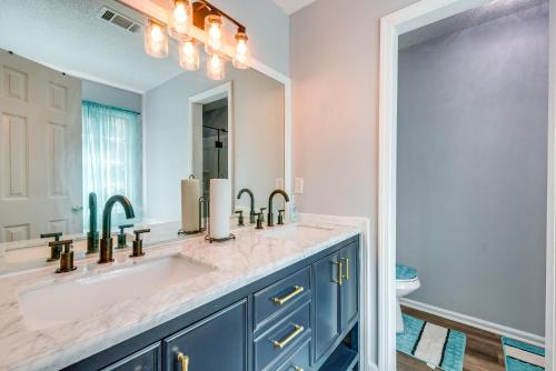 ein Bad mit einem Waschbecken und einem Spiegel in der Unterkunft Lawrenceville Home about 35 Mi to Downtown Atlanta! in Lawrenceville