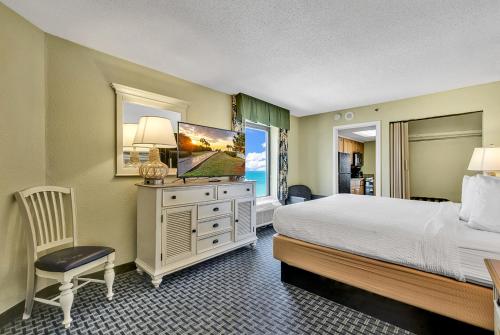 une chambre d'hôtel avec un lit et une télévision dans l'établissement Compass Cove Resort 1052, à Myrtle Beach